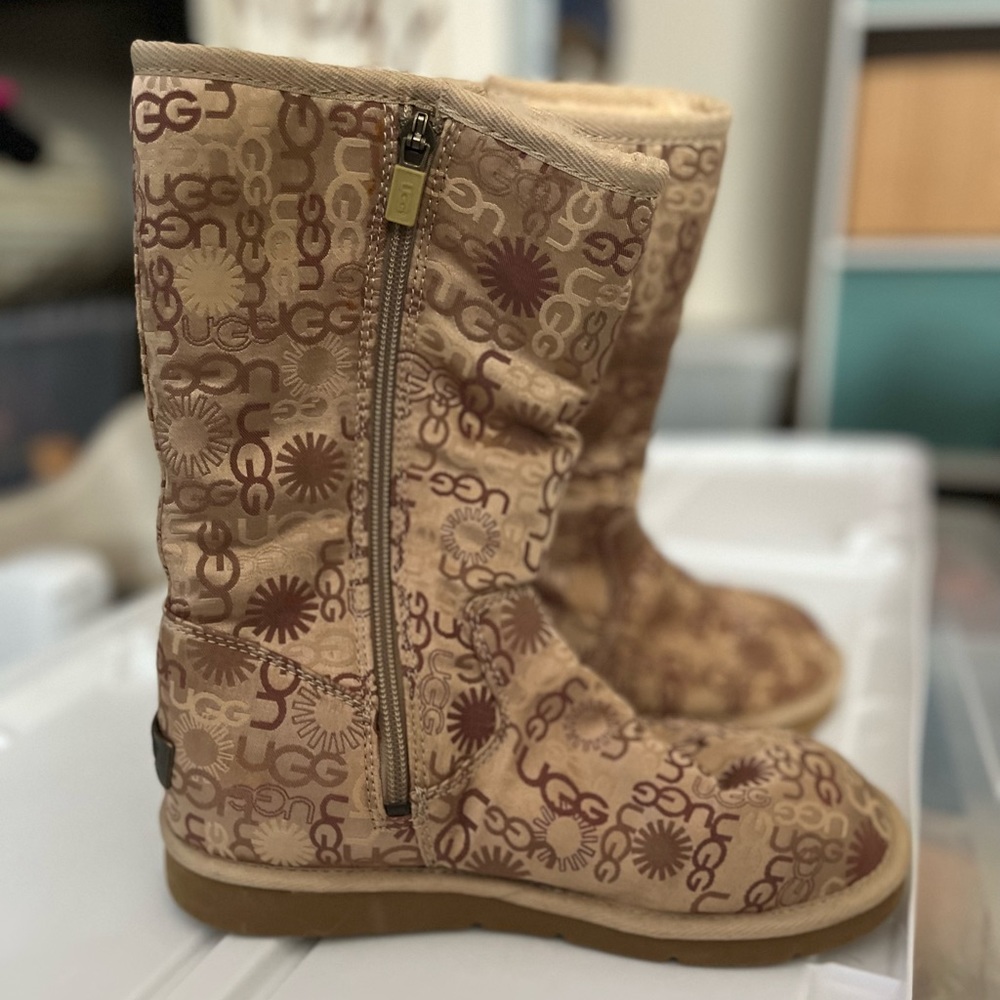 Women’s UGG Wilshire Signature gold logo boots size 7